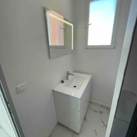 T4 T5 Vue Mer Les Pieds Dans L Eau Avec Clim Et Wifi Fibre Avec 390 Places De Parking Gratuites A Proximite *