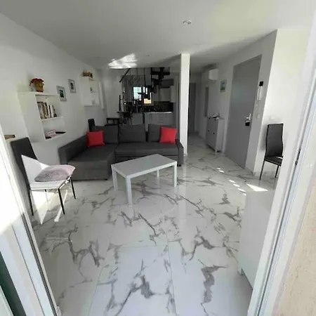 Apartment Seaside Serenity: T4/t5 With Ocean View, A/c, And Fiber Wi-fi *
