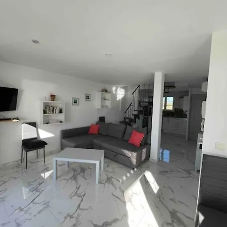 Seaside Serenity: T4/t5 With Ocean View, A/c, And Fiber Wi-fi Apartment Hyeres